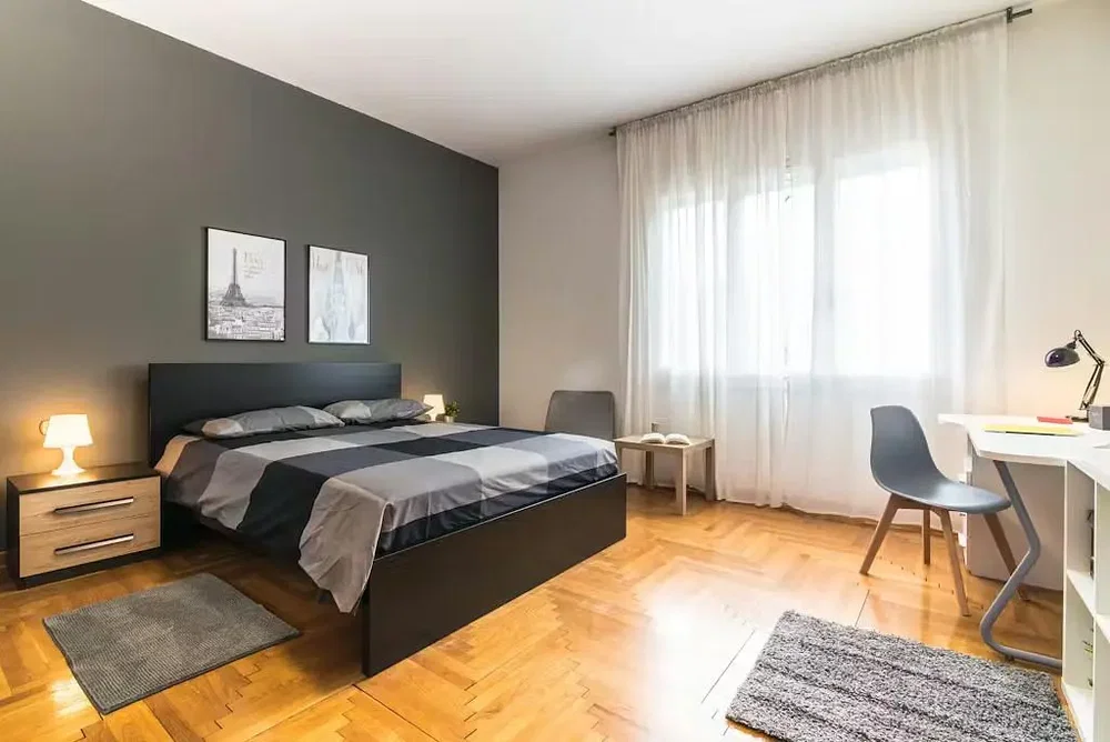 Yatak odası; ahşap zemin, doğal ışık, modern stil