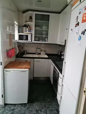 مطبخ; أجهزة المطبخ, أرضية من البلاط, ضوء طبيعي