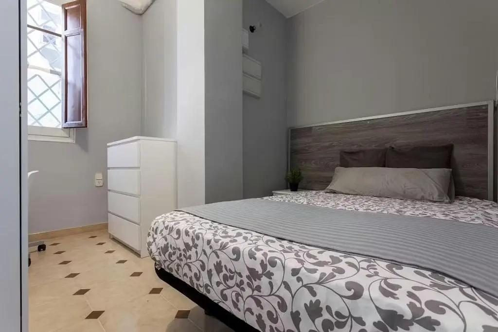 Ložnice; přirozené světlo, dlažba