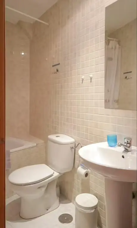 Badezimmer; fliesenboden, tageslicht, renoviert
