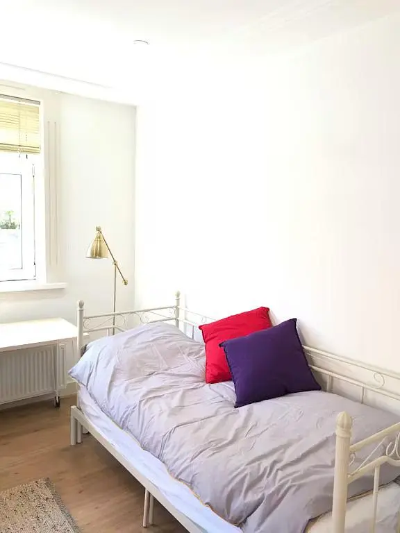 Chambre; lumière naturelle, parquet