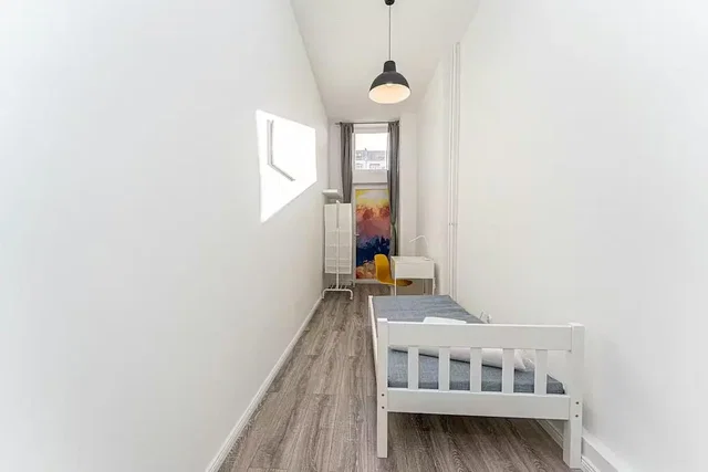 Chambre; lumière naturelle, parquet