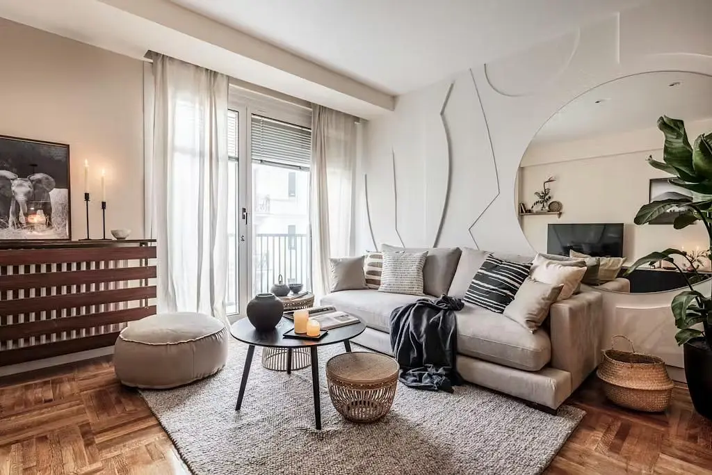 Wohnzimmer; tageslicht, moderner stil, holzboden