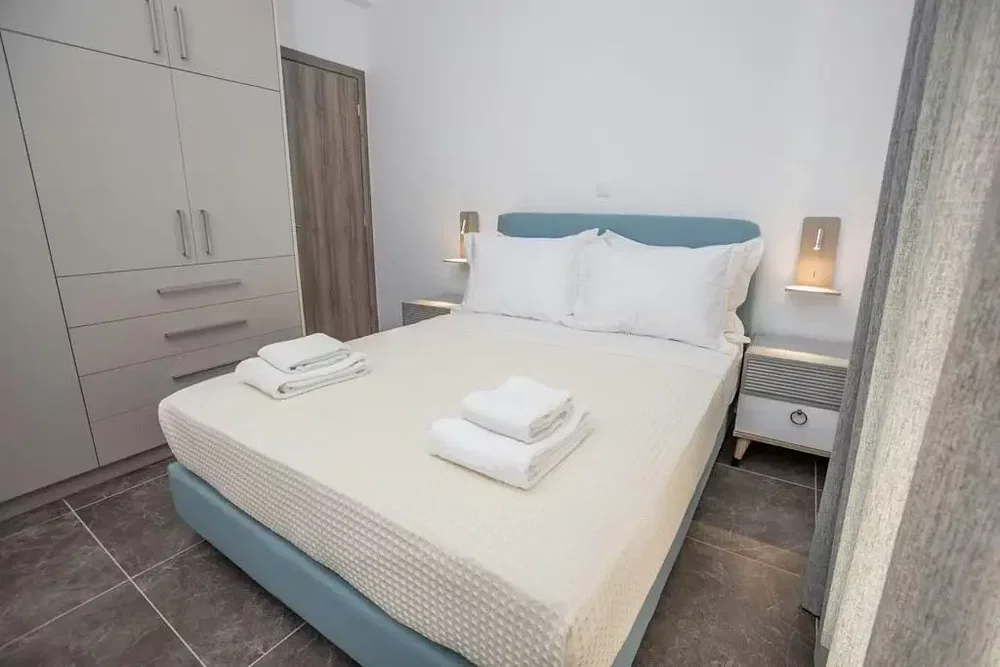 Chambre; carrelage, lumière naturelle