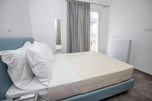 Camera da letto; luce naturale, pavimento in piastrelle