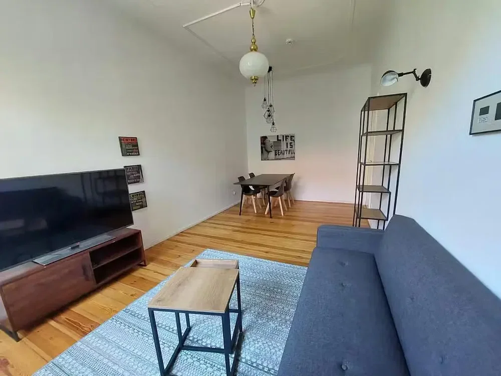 Sala de estar; chão de madeira, luz natural, estilo moderno