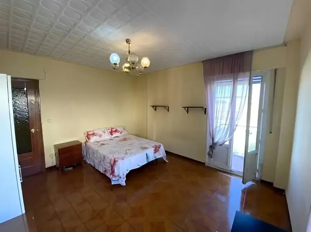 Schlafzimmer; tageslicht, holzboden