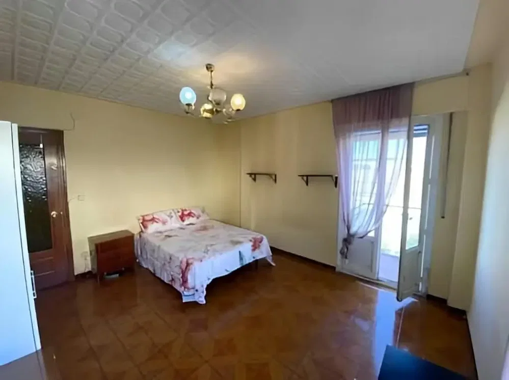 Schlafzimmer; tageslicht, holzboden
