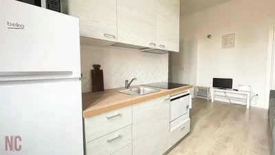 Cuisine; électroménager, carrelage, parquet, lumière naturelle, style moderne
