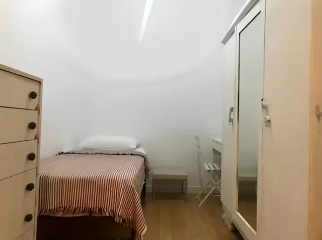 Υπνοδωμάτιο; φυσικό φως, ξύλινο πάτωμα