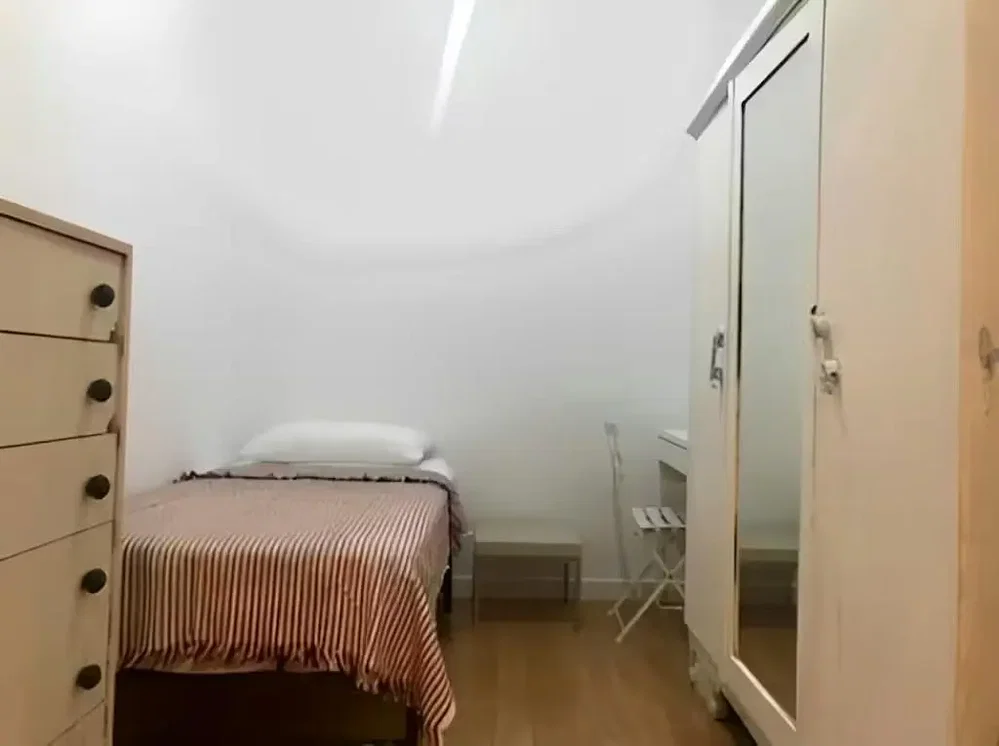 Schlafzimmer; tageslicht, holzboden