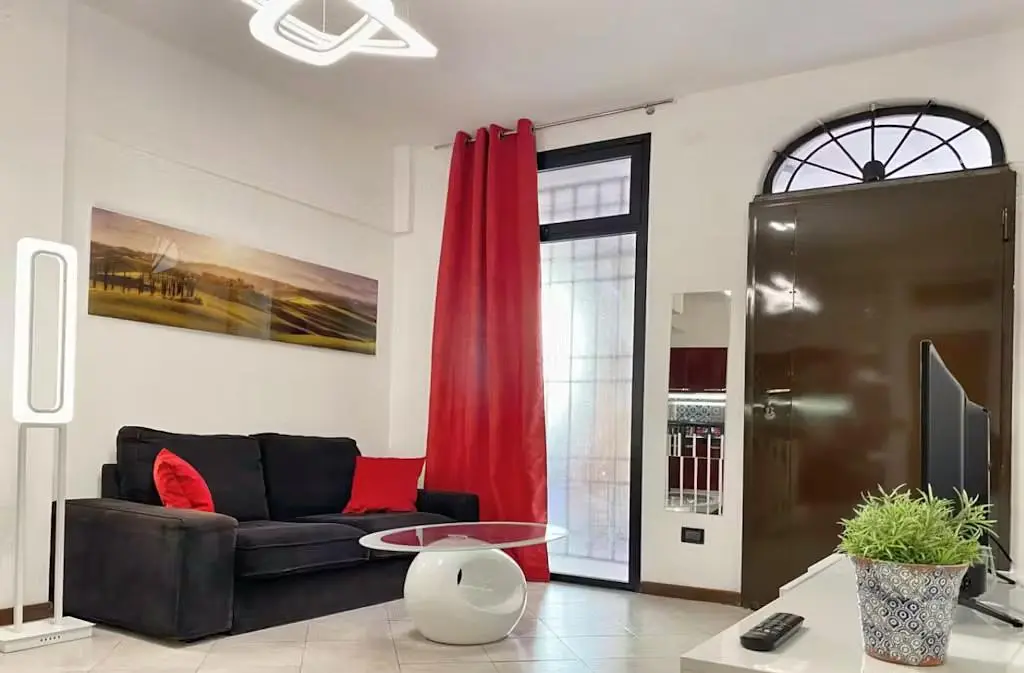 غرفة معيشة; أسلوب عصري, ضوء طبيعي, أرضية من البلاط