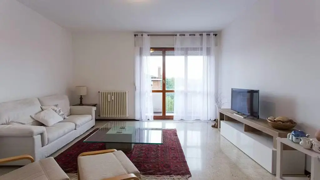 Wohnzimmer; tageslicht, fliesenboden, moderner stil