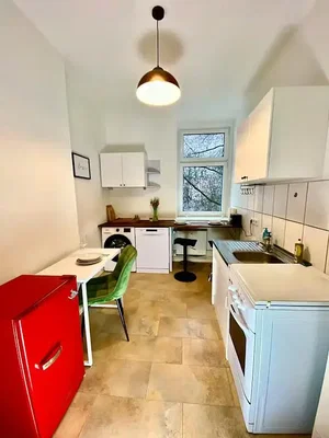 Cucina; pavimento in piastrelle, elettrodomestici, luce naturale
