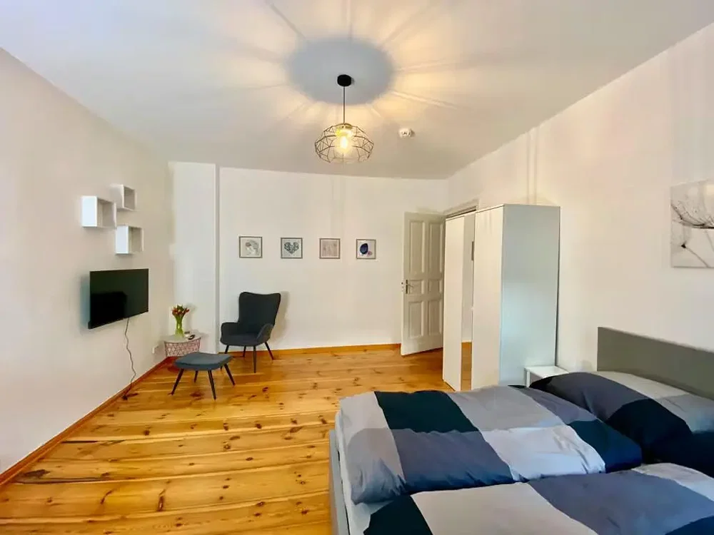 Camera da letto; pavimento in legno, luce naturale, stile moderno