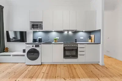 Cozinha; eletrodomésticos, chão de madeira, luz natural, estilo moderno