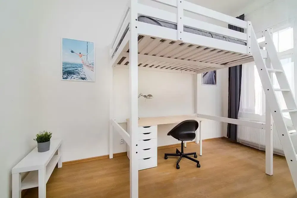 Schlafzimmer; tageslicht, holzboden