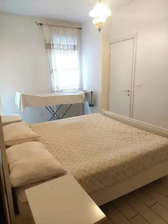 Spavaća soba; prirodna svjetlost, drveni pod