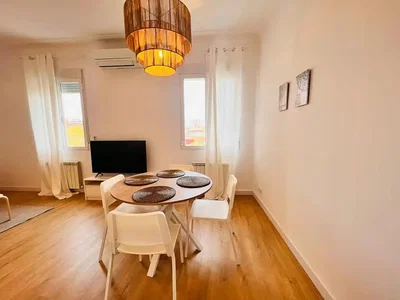 Wohnzimmer; holzboden, tageslicht, moderner stil