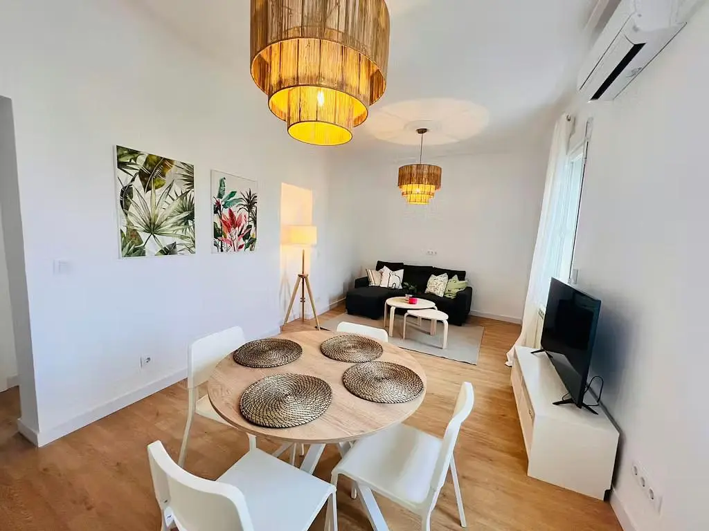 Wohnzimmer; tageslicht, moderner stil, holzboden