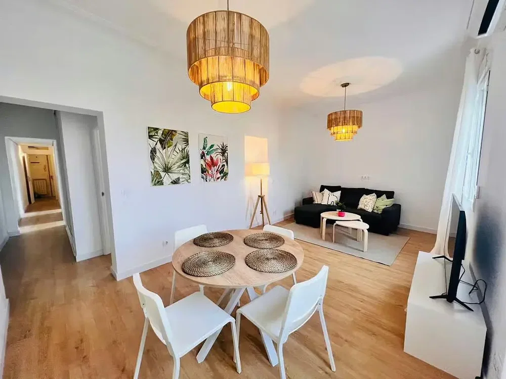 Wohnzimmer; holzboden, tageslicht, moderner stil