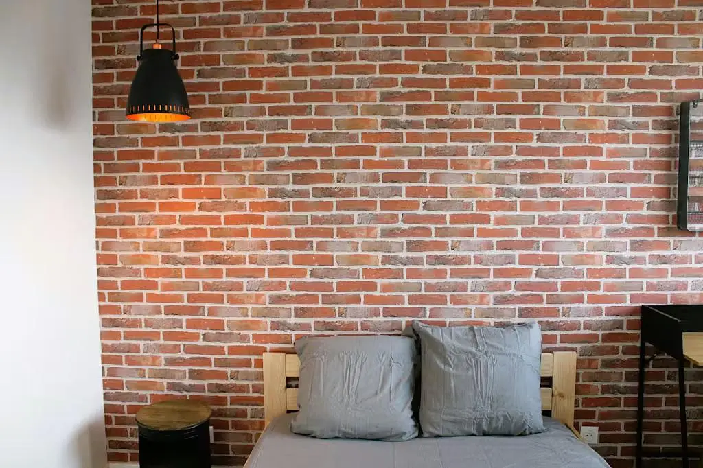 Camera da letto; travi in legno, stile rustico, luce naturale