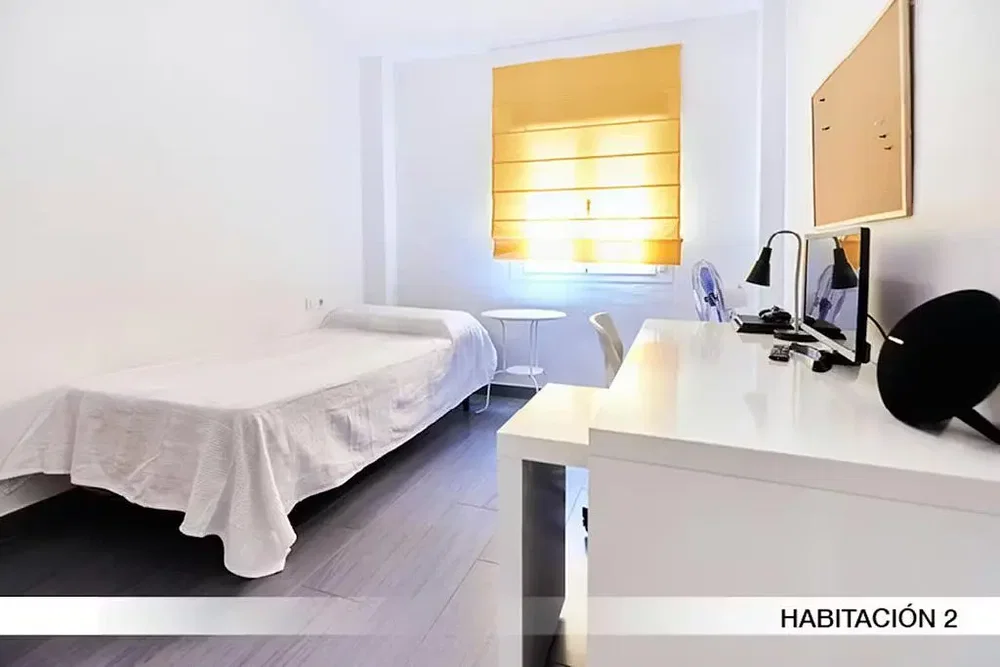 Schlafzimmer; holzboden, tageslicht, moderner stil