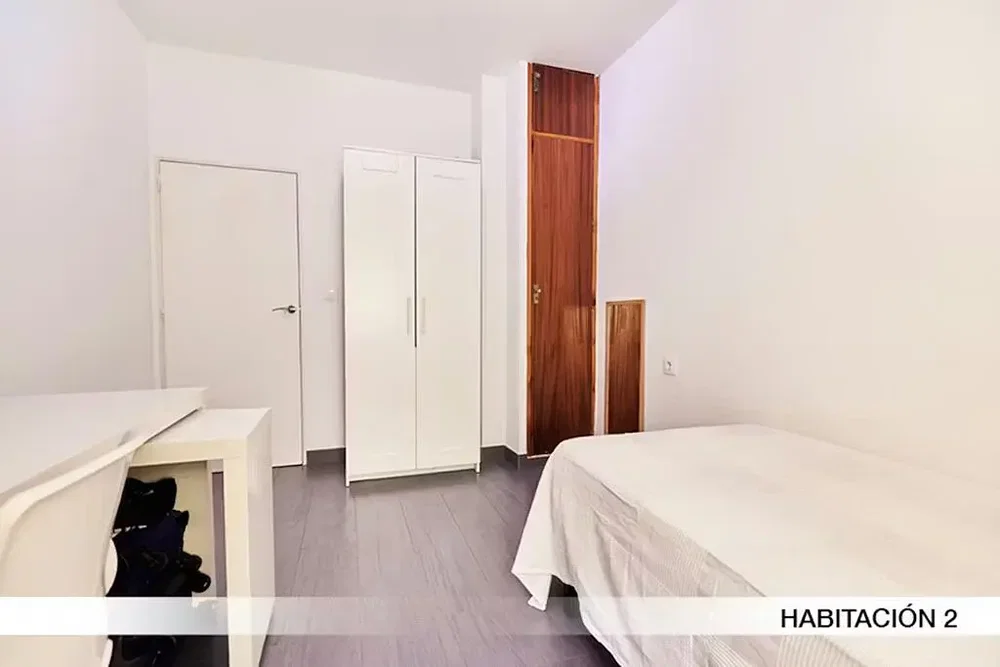 Schlafzimmer; holzboden, tageslicht