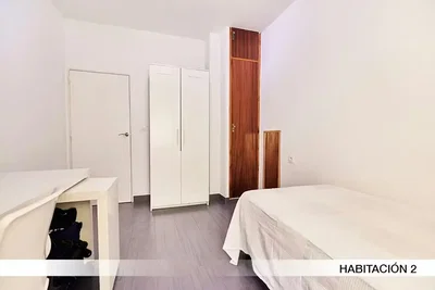 Schlafzimmer; holzboden, tageslicht