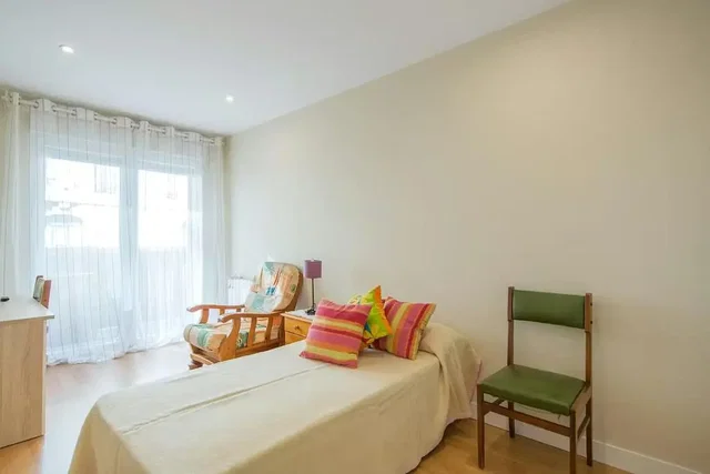 Schlafzimmer; tageslicht, holzboden