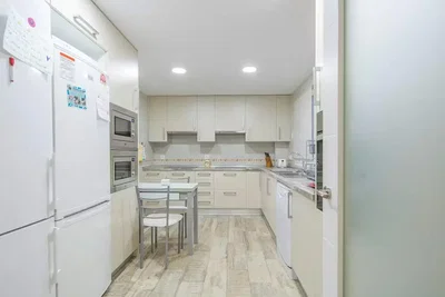 Küche; küchengeräte, tageslicht, moderner stil, fliesenboden