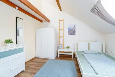 Schlafzimmer; holzbalken, holzboden, tageslicht, moderner stil