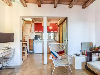 Wohnzimmer; holzbalken, tageslicht, moderner stil