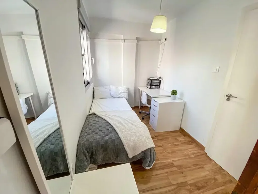 Schlafzimmer; tageslicht, holzboden