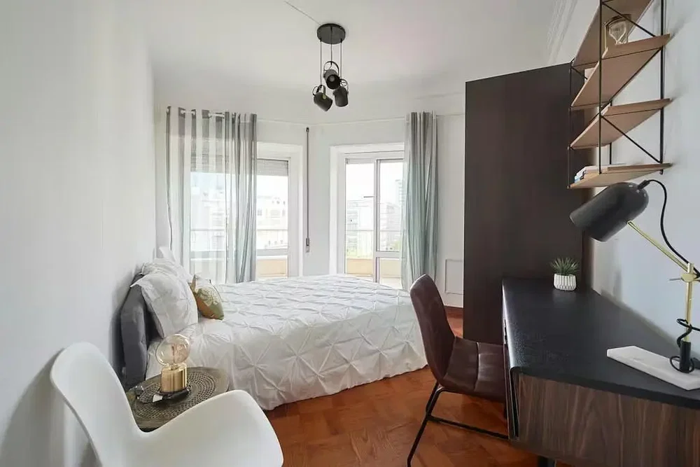 Спаваћа соба; природно светло, модерни стил
