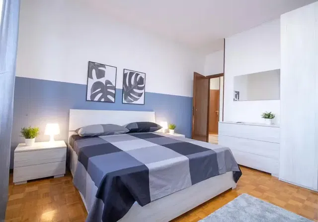 Bedroom; wood floor, natural light, modern style