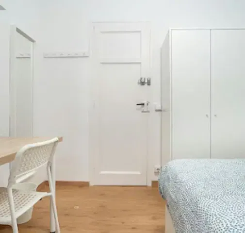 Schlafzimmer; holzboden, tageslicht