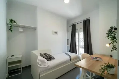 Ložnice; přirozené světlo, moderní styl
