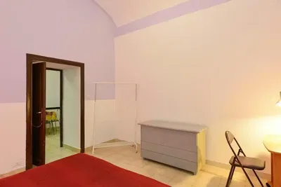 غرفة نوم; أرضية من البلاط, ضوء طبيعي