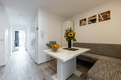 Sala da pranzo; luce naturale, stile moderno