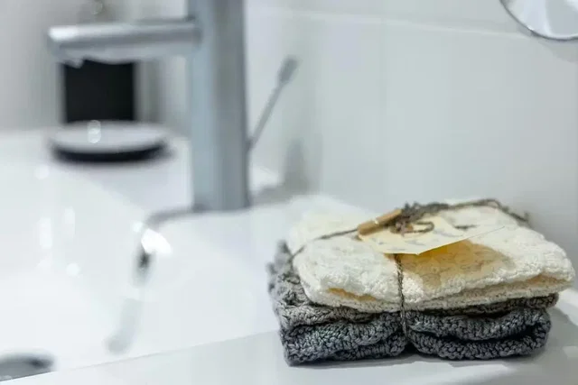Salle de bain; carrelage, lumière naturelle, rénové