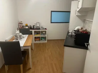 Кухиња; дрвени под, кухињски апарати, природно светло