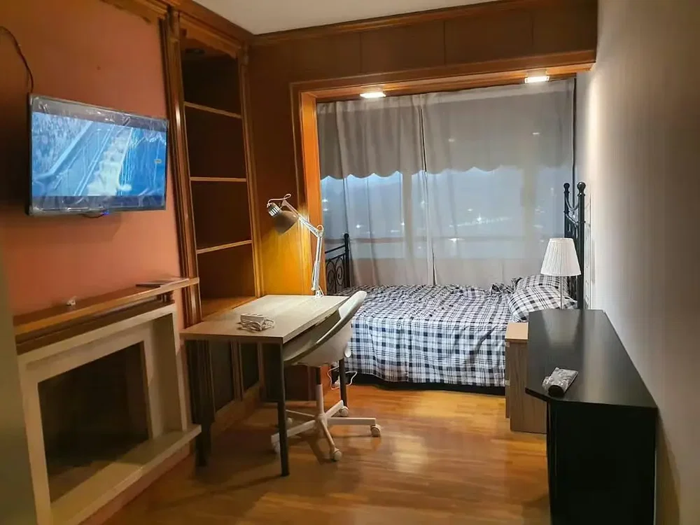 Schlafzimmer; holzboden, tageslicht