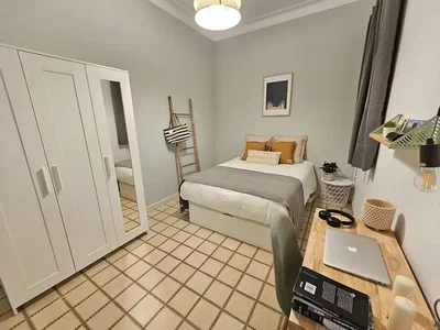 Schlafzimmer; fliesenboden, tageslicht, moderner stil