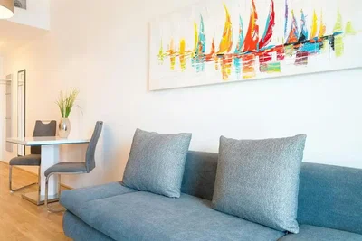 Soggiorno; stile moderno, pavimento in legno, luce naturale