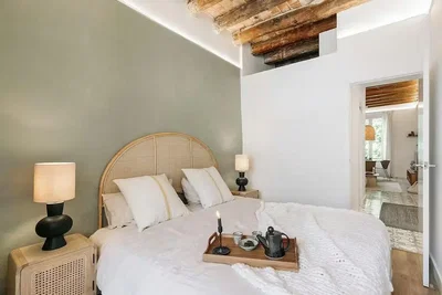 Schlafzimmer; tageslicht, moderner stil, holzbalken