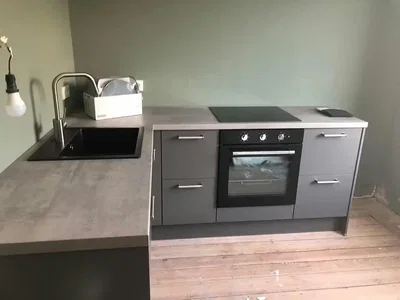 Кухиња; кухињски апарати, дрвени под, реновиран, природно светло, модерни стил