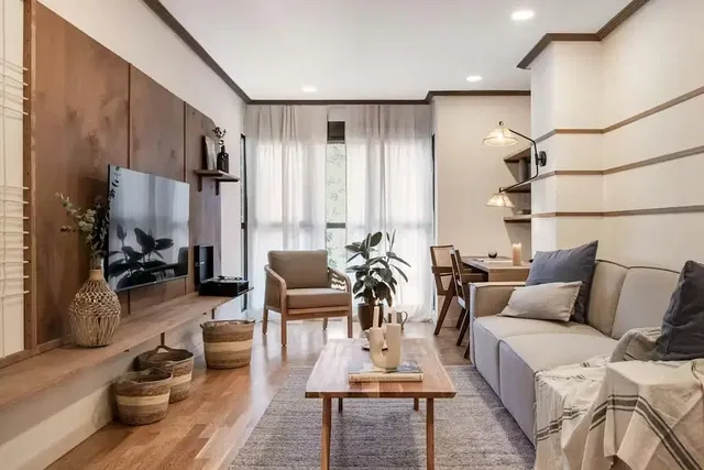 Soggiorno; luce naturale, pavimento in legno, stile moderno