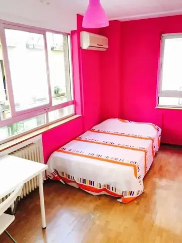 Camera da letto; luce naturale, pavimento in legno