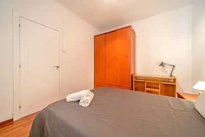 Schlafzimmer; holzboden, tageslicht